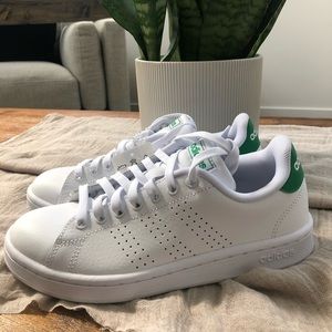 NWT Women’s Adidas Advantage Tennis Shoes